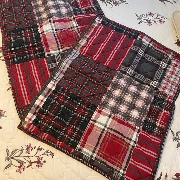 Holiday-Themed Patchwork Quilt - Picture 2 of 7